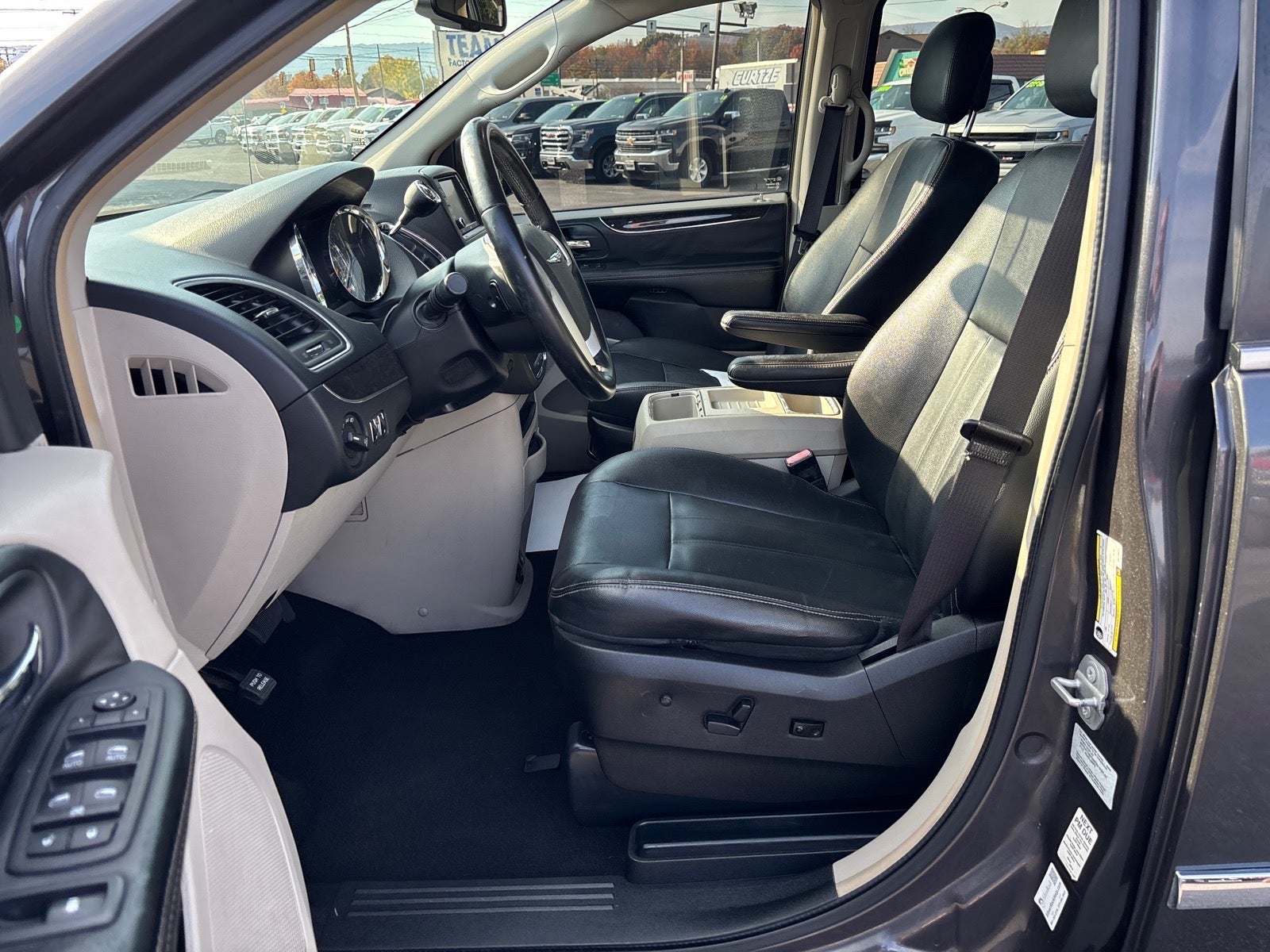 2016 Chrysler Town and Country Touring