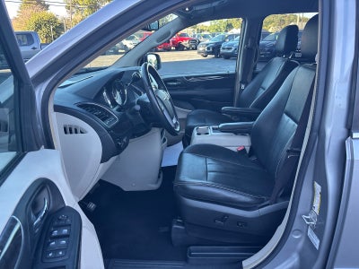 2016 Chrysler Town and Country Touring