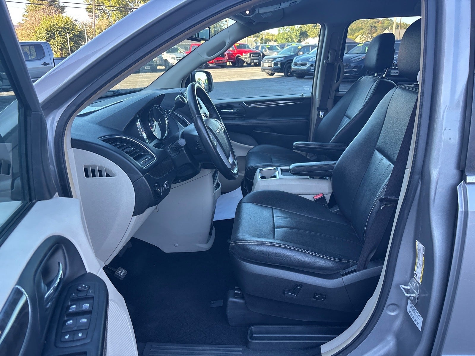 2016 Chrysler Town and Country Touring