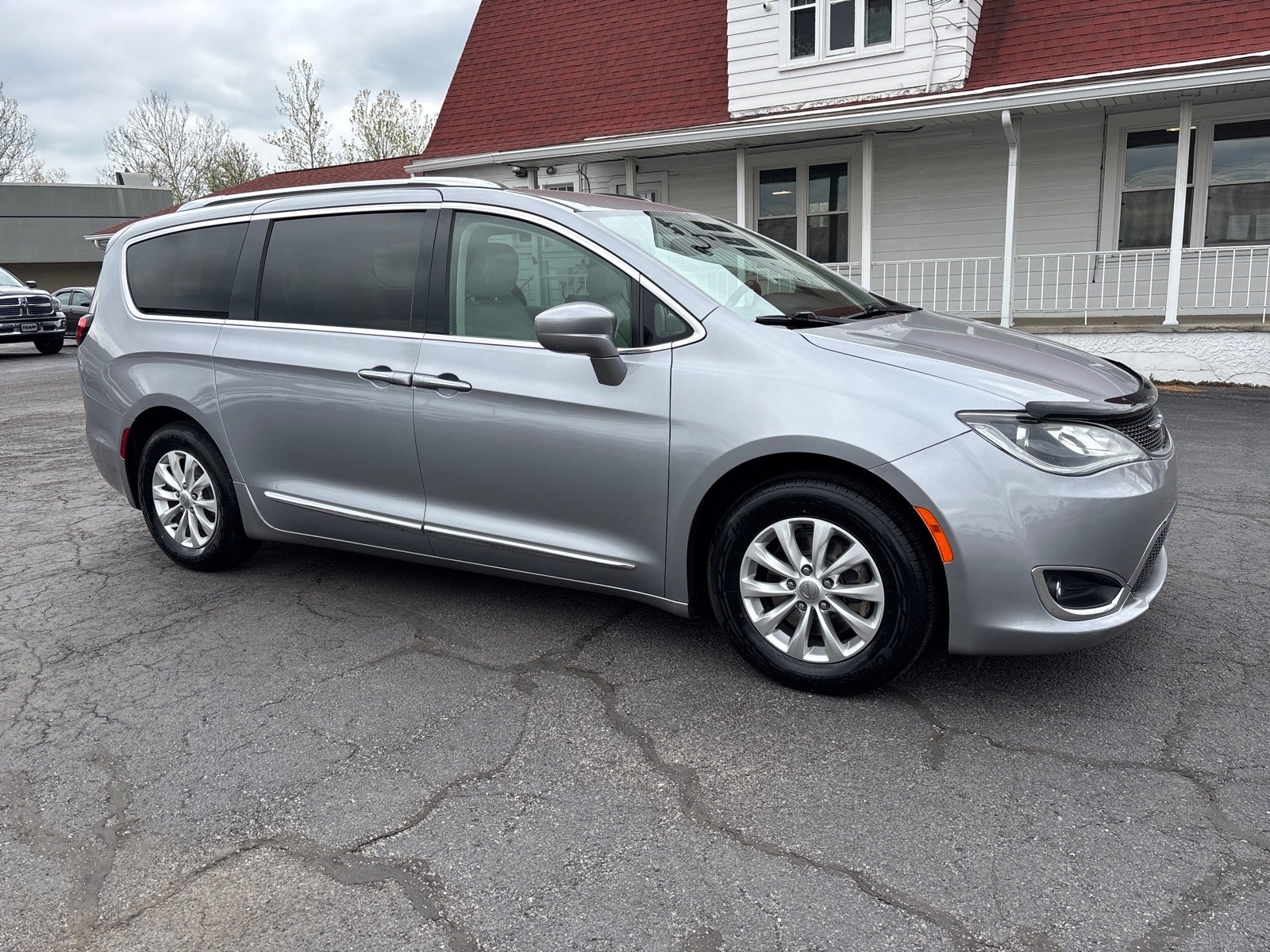 2019 Chrysler Pacifica Touring L's photo