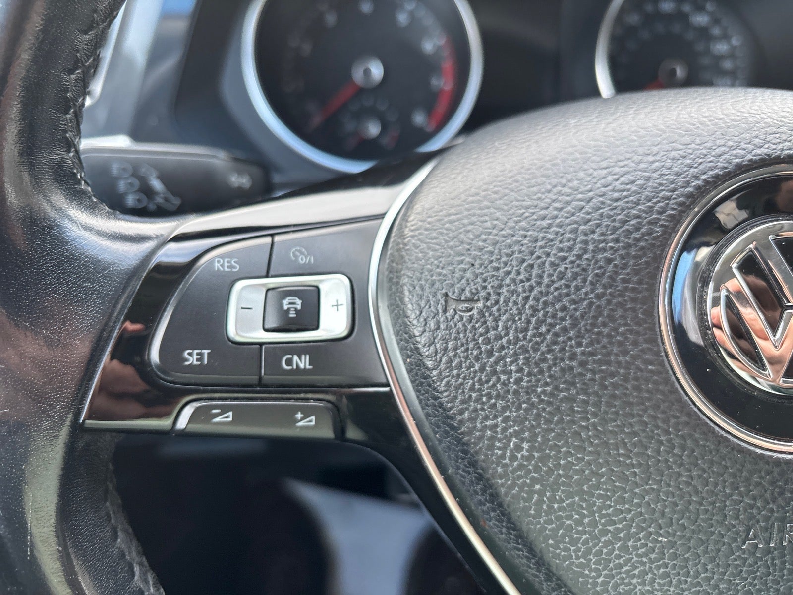 2018 Volkswagen Tiguan 2.0T SEL 4Motion